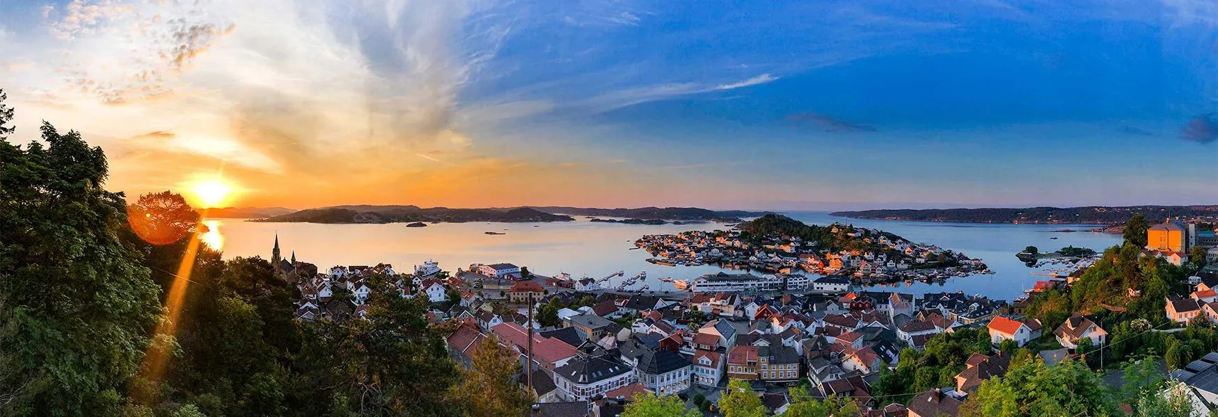 Utsikt over Kragerø sentrum og skjærgården ved solnedgang